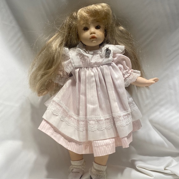 Geli doll with soft body and glass eyes with lashes. - Picture 1 of 10